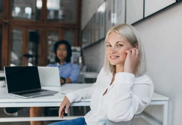 Podjetnica v delovnem okolju razmišlja o poslovnih odločitvah in občutku osamljenosti v vodenju