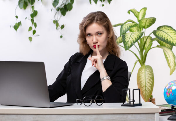 Podjetnica v delovnem okolju razmišlja o poslovnih odločitvah in občutku osamljenosti v vodenju